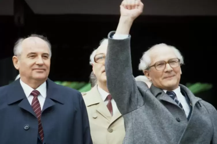 Erich Honecker (rechts) Ende der 1980er Jahre mit dem damaligen Präsidenten der Sowjetunion, Michail Gorbatschow. 