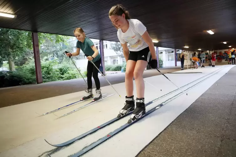 Fast wie in der Natur: Der Nachwuchs des SC Speyer testet die Skilanglaufmatten.