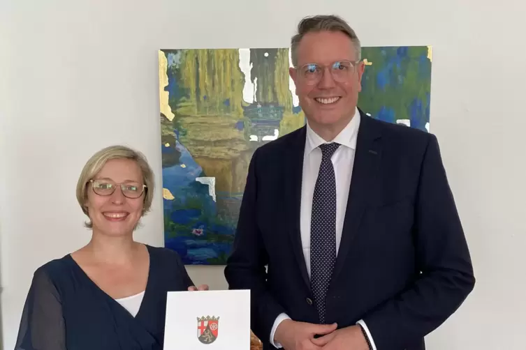 Geld vom Land: Minister Alexander Schweitzer und Oberbürgermeisterin Stefanie Seiler. 