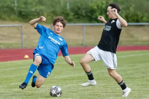 Im Anflug: Noch-FCK-Profi Aaron Basenach (links) als Gastspieler im FKP-Trikot gegen Neunkirchens Dominik Cullmann.