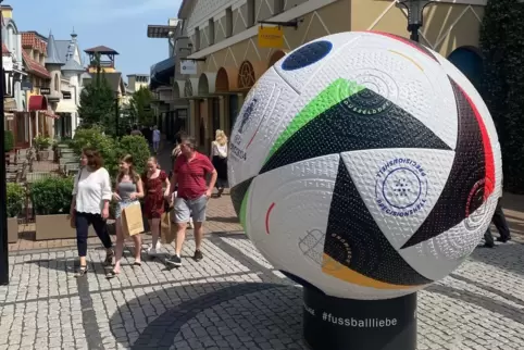 Immer wieder: Der Spielball der EM im Shoppingcenter. 