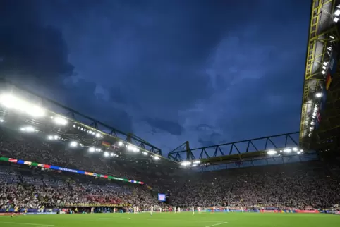 Vor dem Polizeieinsatz auf dem Dach des Dortmunder Stadions braute sich ein Unwetter zusammen. 