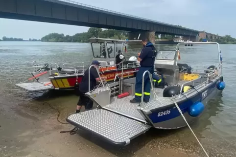 Die Feuerwehr und das THW Frankenthal waren zufällig zu dem Zeitpunkt für Übungen auf dem Waser unterwegs. 