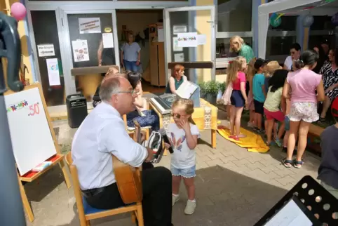 Pfarrer Johannes Hülser hielt einen Festgottesdienst ab, bei dem er die Kinder mit einbezog. 