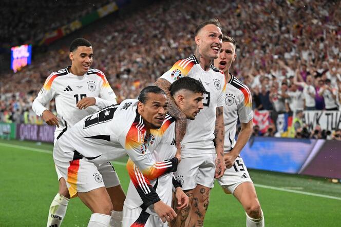 Freude auf dem Feld: die deutschen Spieler feiern das 1:0.