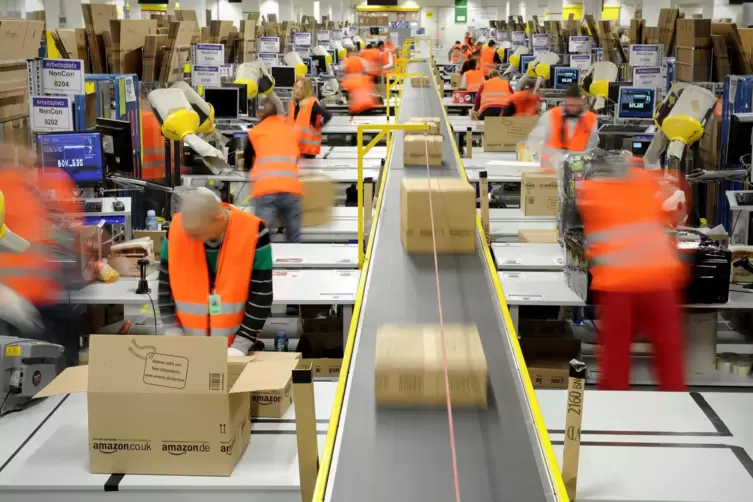 Versandmitarbeiter im Amazon-Logistikzentrum Pforzheim verpacken Waren in Pakete