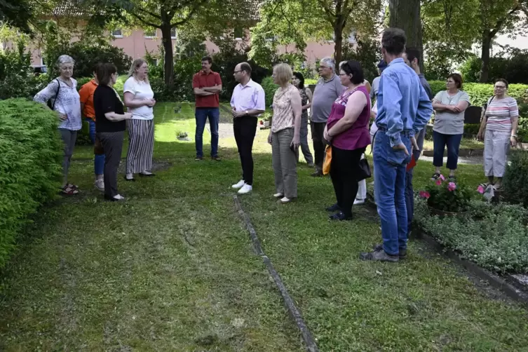 Bürgermeister Bernd Knöppel (Mitte) bei der Ideensammlung mit Besuchern auf dem Flomersheimer Friedhof. 