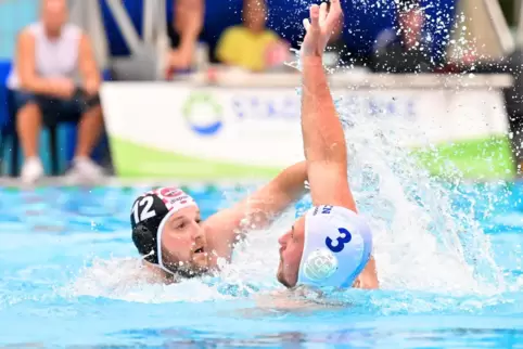 Einer der wenigen erfahrenen Spieler des SCN in dieser Saison: Timo van der Bosch. Links der Ludwigshafener Andreas Sommer.