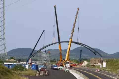 Das ging nur bei Vollsperrung der B10: Der Stahbogen wird in Position gebracht.