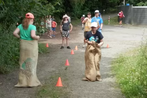 Ein Klassiker unter den Kinderspielen: Sackhüpfen durfte bei der Kinder- und Jugendolympiade natürlich nicht fehlen.