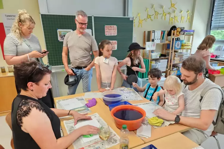 Experimente mit Farbe und Wasser: Tag der offenen Tür in der Obrigheimer Grundschule am Sonnenberg. 