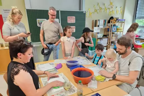 Experimente mit Farbe und Wasser: Tag der offenen Tür in der Obrigheimer Grundschule am Sonnenberg. 