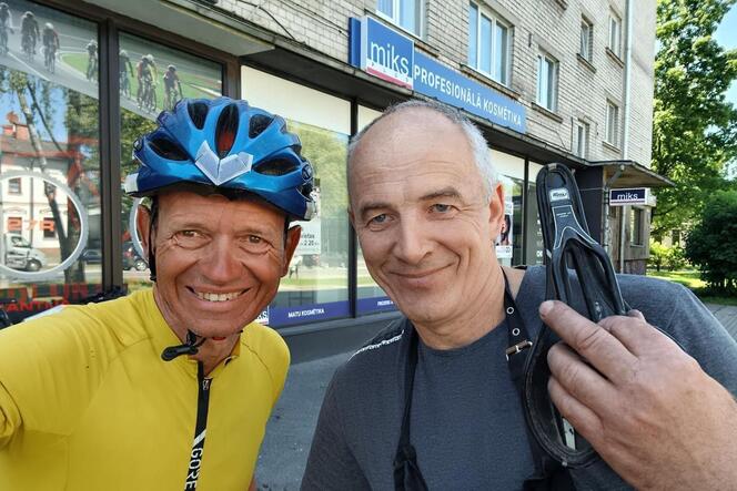 Von einem Radhändler in Litauen hat sich Christian Englert (links) einen neuen Sattel gekauft.
