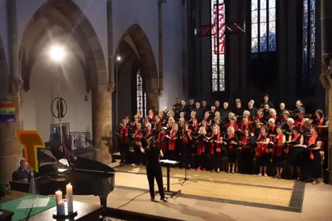 Zog alle Register, von Überschwang und Liebesglück bis zur bitteren Klage. Die Landauer Kantorei beim Konzert in der Stiftskirch