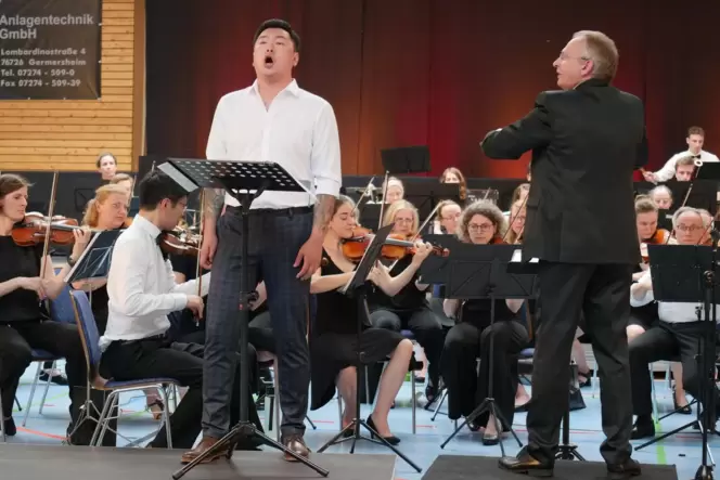 Kongeniales Zusammenwirken: Tenor Wei Liu (links) und die Heidelberger Musikfreunde unter Dirigent René Schuh (rechts).