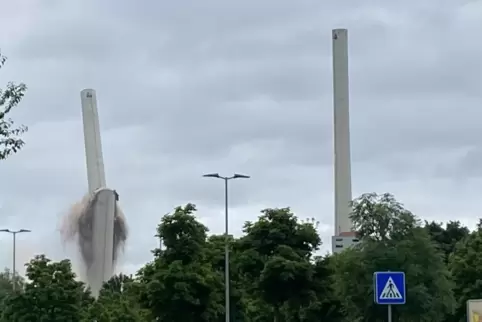 Erst platzt der Schornstein links auf und fällt zu Boden.