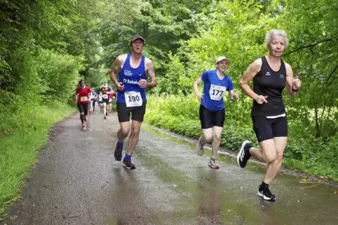  Schnellste Läuferin im 13 Kilometer langen Hauptlauf war Ribana Bauser (rechts) von der LLG Landstuhl. Es war ihr erster Sieg b