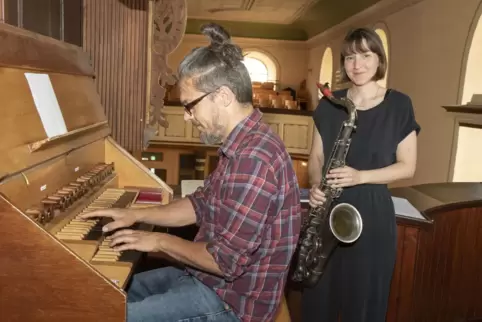 Sorgen für ungewohnte Klänge im Kirchenraum: Sascha Henkel und Eva-Maria Karbacher in Rockenhausen.