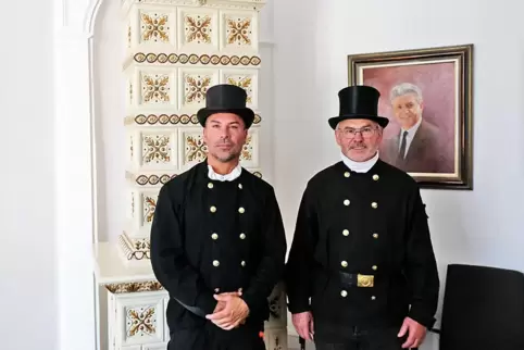 Wolfgang Gießen (rechts) wurde am 27. Juni nach 30 Jahren als Bezirksschornsteinfeger im Zweibrücker Rathaus in den Ruhestand ve