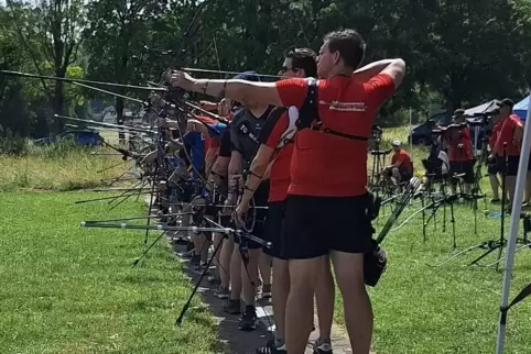 Am zweiten Rundentag kamen die Oberliga-Bogensportler auf dem Schützenplatz in Bruchmühlbach ganz schön ins Schwitzen. Ganz vorn