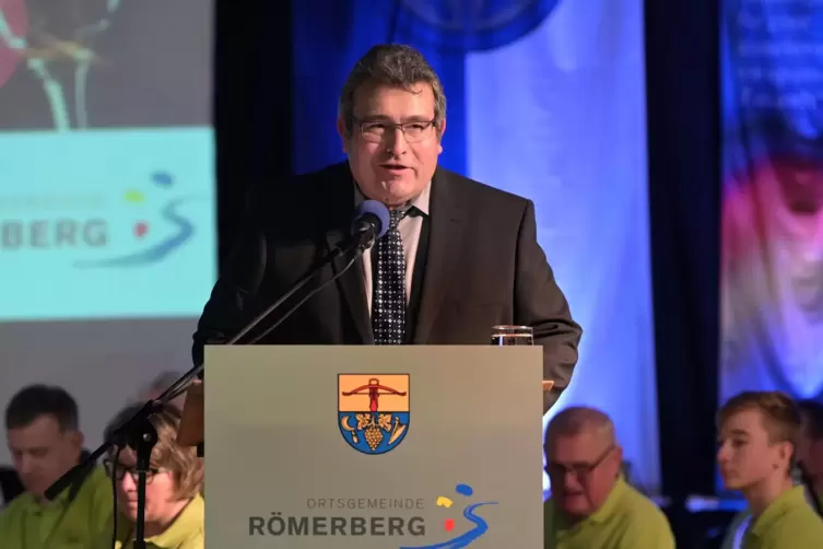Bürgermeister Matthias Hoffmann bei einem Neujahrsempfang in Römerberg: Die Vorbereitung dieser Veranstaltung gehört unter ander