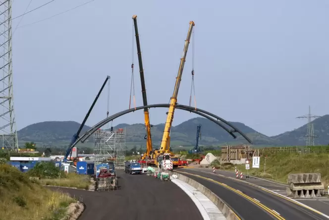 Die neue Radbrücke über die B10 ist fast fertig.