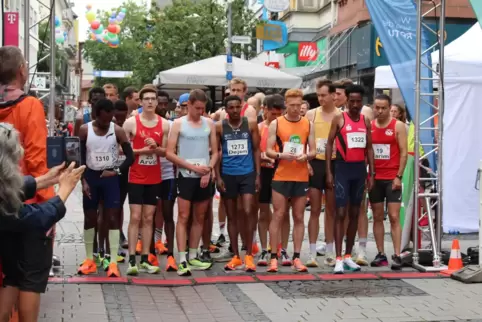 Das Elitefeld der Männer beim Citylauf am Start. 