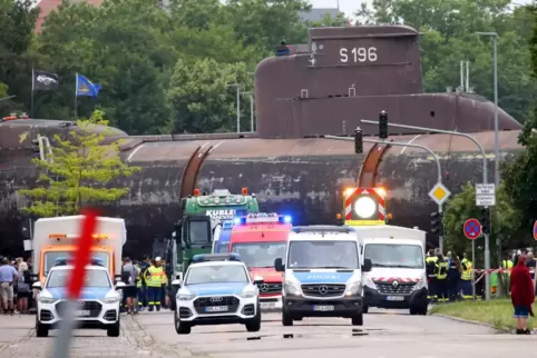 Großer logistischer Aufwand: viel Hilfspersonal beim Einbiegen von der Heinkel- in die Industriestraße.