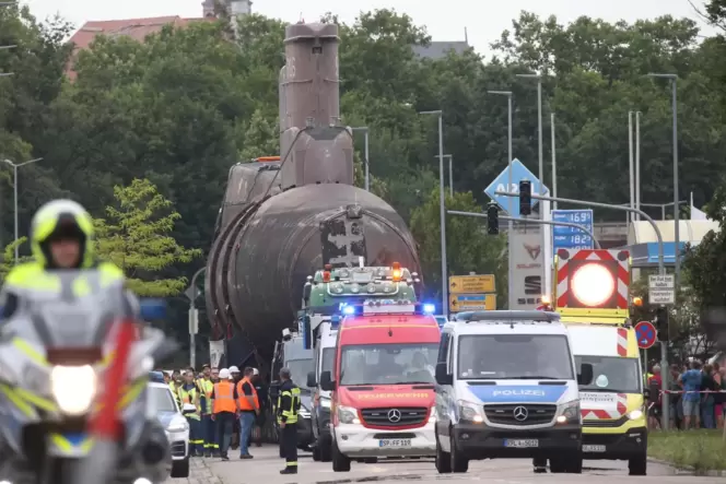 Großeinsatz: Der Schwertransport des U-Boots U17 wird in Speyer von Polizei, Feuerwehr und Technischem Hilfswerk abgesichert.