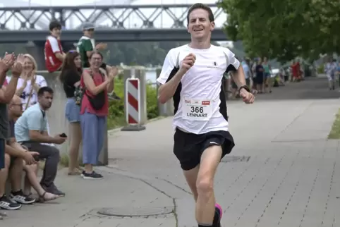 Der Sieger läuft ins Ziel: Lennart Nies aus Ludwigshafen.