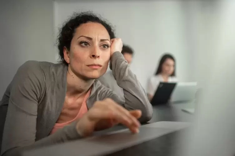 Eine Frau sitz am Computer