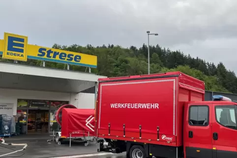 Die Feuerwehr belüftet den Edeka mit einem Großlüfter.