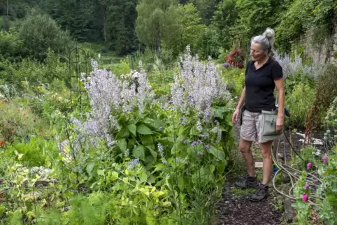 Heinke Welge erklärt den Gartenteil, der früher wohl den Arbeitern im Eisenhammerwerk zur Selbstversorgung diente. Im hinteren B