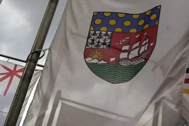 Unser Bild zeigt die Fahne Lorients auf der sogenannten Partnerschaftsinsel in der Fußgängerzone.