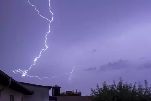 Ein heftiges Gewitter ist am späten Samstagabend über das Saarland hinweggezogen. Der Landkreis blieb verschont. 