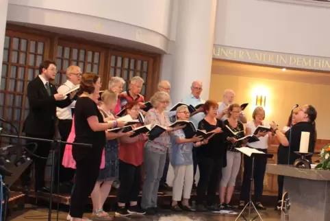 Aus Pirmasens war die Bezirkskantorei unter der Leitung von Maurice Antoine Croissant und mit Pianistin Katja Gericke-Wohnsiedle