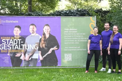 Werben mit ihren Konterfeis auf Bauzäunen und Plakaten um neue Kollegen: Sigrid de Raaf, Luca Boller und Chiara Amborn (von link