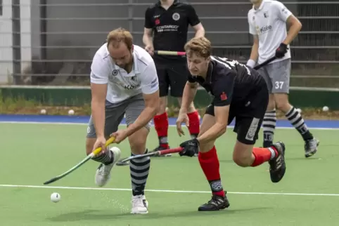 Leichtes Spiel hatte der Dürkheimer HC, hier Nico Mayerhöfer im Zweikampf mit Marc Mayer, gegen den TSV Sachsenhausen.