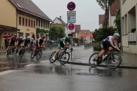 Um die Kurve bei Regen: rechts Joshua Asel, dahinter Marc Dörrie.