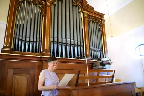 Edith Lamb vor der runderneuerten Orgel. 