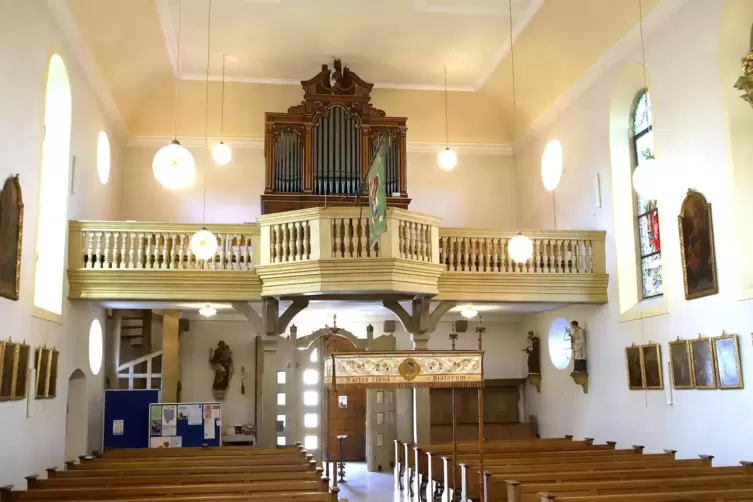 Die Orgel auf ihrer Empore. 
