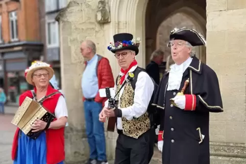 Morris-Tänzer vor dem Marktkreuz der Stadt: Die Kultur der Stadt zählt zu den wichtigsten Standortfaktoren.