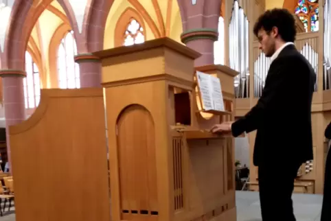 Nadal Roig Serralta am Orgel-Portativ der Manufaktur Schiegnitz.