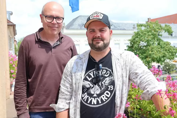 „Sweet Home Alabama“: Oberbürgermeister Dominik Geißler (links) und Sänger Phil Lechner freuen sich auf das Benefizkonzert Frogg