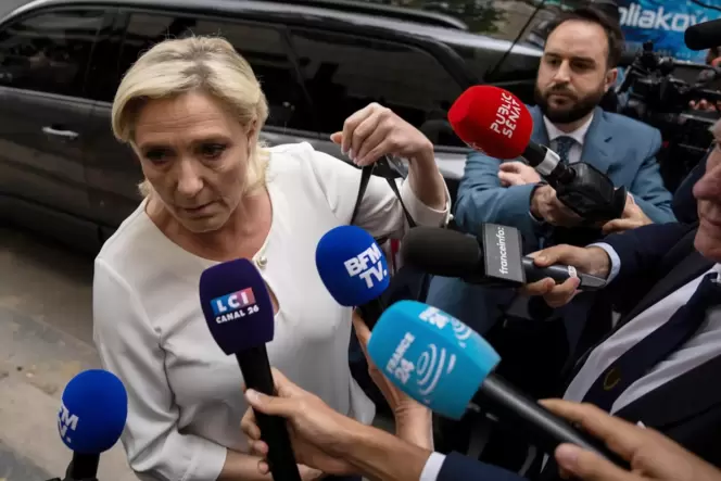 Marine Le Pen, die Vorsitzende der französischen Rechtsextremen, kommt in der Parteizentrale des Rassemblement National an.