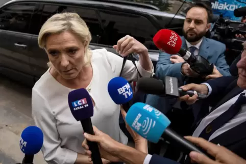 Marine Le Pen, die Vorsitzende der französischen Rechtsextremen, kommt in der Parteizentrale des Rassemblement National an. 