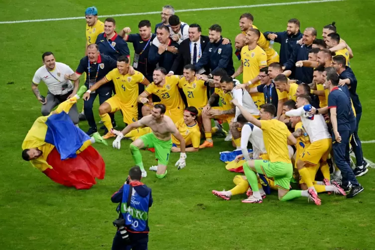Manchmal wirken Spieler und Trainerstab Rumäniens nach ihren Spielen nicht nur höchst erfreut, sondern entrückt und fast ergriff