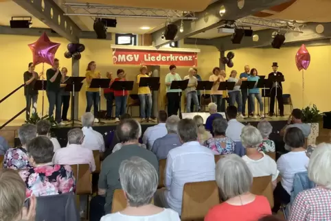 Der Projektchor MGV Otterberg beim Jubiläumskonzert in der Aula der Integrierten Gesamtschule Otterberg. 