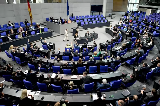 Sitzung: Blick in den Plenarsaal des Deutschen Bundestags in Berlin.