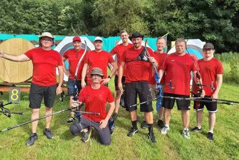 Das TFC Bogenteam beherrscht die Pfalzliga. Vordere Reihe von links nach rechts die Schützen (mit Bogen) Alexander Stein, Neuzug